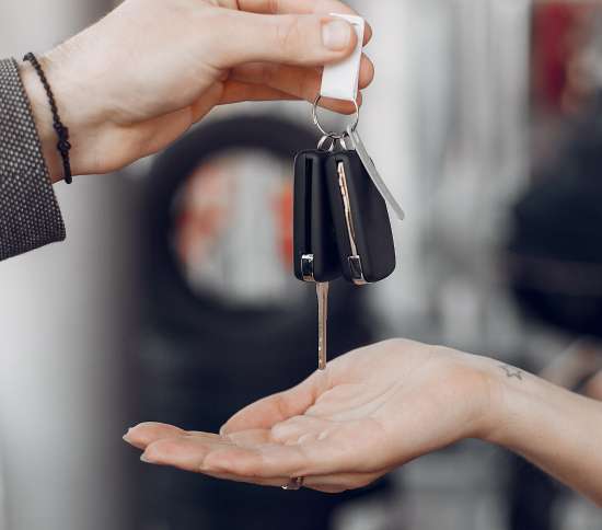 Chaves do carro na mão